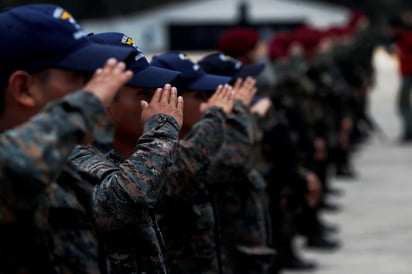 Soldados guatemaltecos dan honores a los militares muertos en El Estor, Izabal, en una supuesta emboscada. (ARCHIVO)