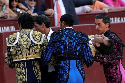 La grave cornada que se llevó el mexicano Arturo Macías fue la triste noticia con la que se inauguraron hoy los desafíos ganaderos en Las Ventas, en una tarde en la que hubo dos toros, uno de Rehuelga y otro de Pallarés, de lío gordo, pero desaprovechados ambos por el francés Thomas Dufau. (EFE)