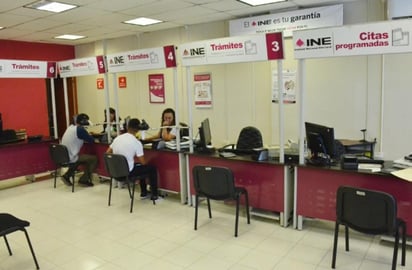 De manera reciente el INE ha ampliado su horario de atención en el Distrito 5 con la idea de mejorar el servicio para personas que estudian y trabajan a que realicen el trámite con tiempo y en una hora que se les ajuste mejor. (ARCHIVO) 
