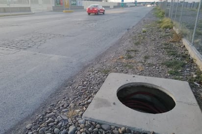 Frente al TSM por la antigua carretera a San Pedro existe un registro que no tiene tapa; ciudadanos advierten del peligro. (EL SIGLO DE TORREÓN)