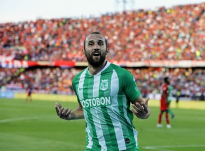 El delantero argentino Hernán Barcos lideró la ofensiva verdolaga en el clásico ante el Independiente de Medellín, al que aplastaron con un marcador de 4-1 en el Estadio Atanasio Girardot. (ESPECIAL)