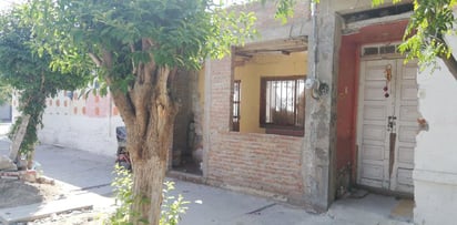 Una mujer fue privada de la vida a golpes en la colonia Santa Rosa de la ciudad de Gómez Palacio, se informó que hay cinco personas detenidas que están siendo investigadas por su probable participación en los hechos, tres de ellas son menores de edad. (EL SIGLO DE TORREÓN)