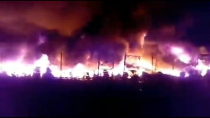 Tras el incendio registrado en un tiradero de llantas en Tultitlán, la Coordinación de Protección Civil del Estado de México reportó que éste fue controlado y los equipos de emergencia están en labores de remoción de escombros y enfriamiento de la zona. (ESPECIAL)