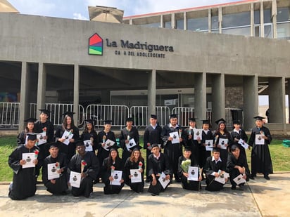 La procuradora de la PRONNIF, Leticia Sánchez Campos reconoció el esfuerzo realizado por los jóvenes durante estos meses que los llevó a concluir sus estudios y con ello alcanzar una meta más en su vida. (TWITTER)