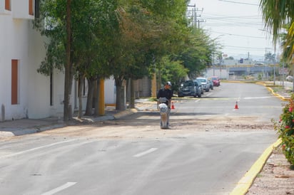 Los trabajos de bacheo se realizan sobre el bulevar las Quintas. (EL SIGLO DE TORREÓN)