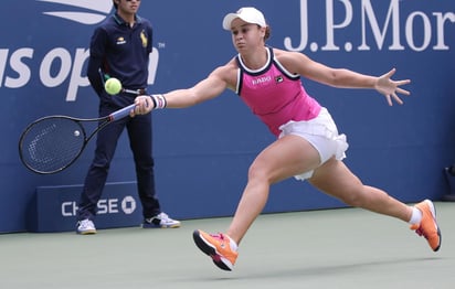 Ash Barty desplazó a Naomi Osaka de la cima del ránking del circuito femenil de tenis. (EFE)