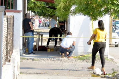 La persona fue ubicada tendida boca abajo sobre la banqueta de la calle Miguel Ramos Arizpe. (EL SIGLO DE TORREÓN)