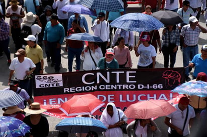 El anuncio de que la Coordinadora Nacional de Trabajadores de la Educación (CNTE) se disponía a cerrar San Lázaro, desató la sicosis de empleados y diputados federales, que de inmediato comenzaron a salir del recinto legislativo. (ARCHIVO)