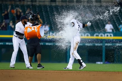 Ronny Rodríguez 'baña' a Jordy Mercer, el héroe del juego. (AP)