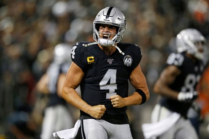 Derek Carr tuvo un buen partido el lunes, cuando los Raiders derrotaron 24-16 a los Broncos de Denver. (AP)