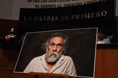 Reconocimiento. Los senadores colocaron al frente de la asamblea una fotografía de Toledo y una ofrenda floral. (ARCHIVO) 