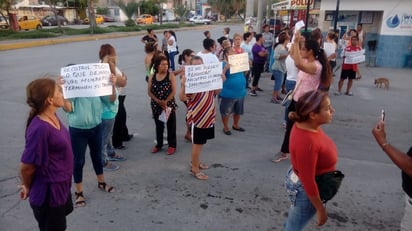 Los vecinos dieron a conocer sus inconformidades sobre la Avenida Universidad. (FERNANDO COMPEÁN)