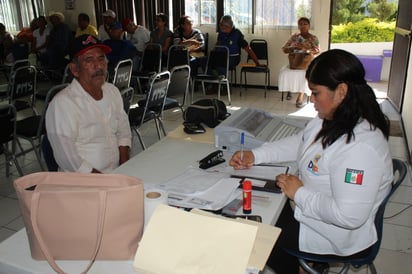 Al DIF San Pedro llegaron 300 tarjetas Inapam, las cuales se han comenzado a entregar a las personas mayores de 60 años de edad. (EL SIGLO DE TORREÓN/BEATRIZ SILVA)