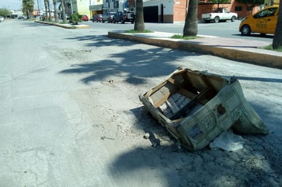 Obligó a que se colocara un sillón viejo para advertir del riesgo a los automovilistas. (EL SIGLO DE TORREÓN)