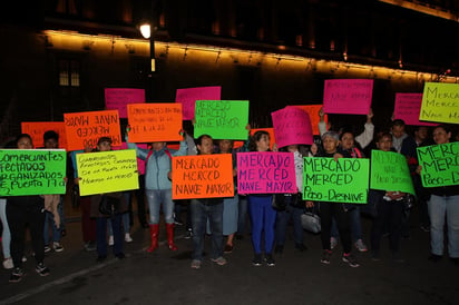 Comerciantes de la Merced y de la Central de Abastos, se manifestaron a las afueras de Palacio Nacional, impidiendo el acceso a los medios de comunicación a la conferencia matutina del presidente Andres Manuel López Obrador. (ARCHIVO)