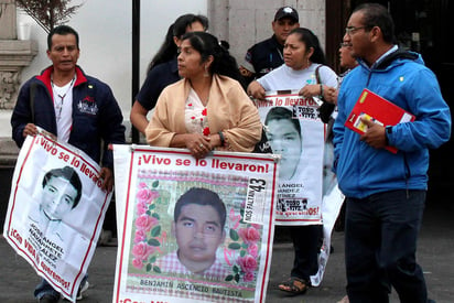  El presidente Andrés Manuel López Obrador se reúne en privado con madres y padres de los 43 normalistas de Ayotzinapa, víctimas de desaparición, en el Salón Tesorería de Palacio Nacional. (EFE)