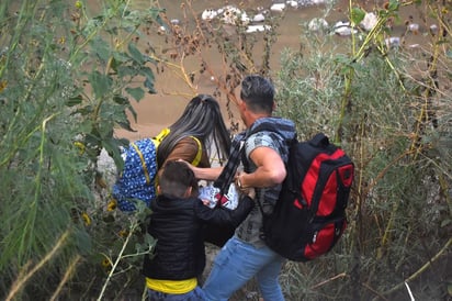 Un tribunal federal de Estados Unidos suspendió un fallo que había impedido una norma del gobierno estadounidense de prohibir las solicitudes de asilo de migrantes en la frontera con México. (ARCHIVO)