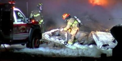 Un avión de carga que se acercaba a un aeropuerto en Ohio se estrelló contra varios vehículos estacionados en un taller de autos el miércoles, en un incidente que causó la muerte de los dos ocupantes de la aeronave. (ESPECIAL)