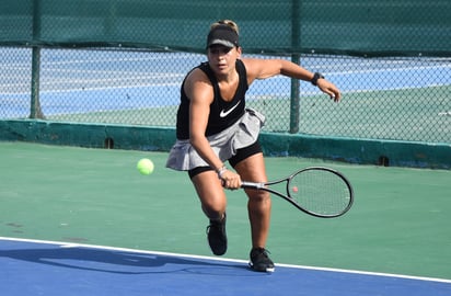 Las damas han ofrecido estupendos duelos sobre las canchas de concreto en el Club Campestre Gómez Palacio, donde se viven al máximo las acciones de este torneo que es toda una tradición en La Laguna. (JESÚS GALINDO)