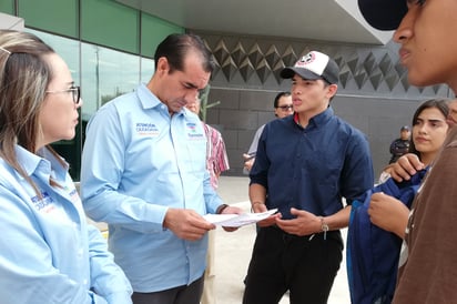 Presenta grupo de estudiantes miembros de la FNERRR local una solicitud de apoyos para varias escuelas de la ciudad. (VIRGINIA HERNÁNDEZ)