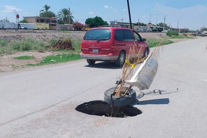 Vecinos del sector han tenido que colocar señalamientos de alerta. (EL SIGLO DE TORREÓN/BEATRIZ SILVA)