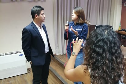 Luis Alfredo Medina, del Observatorio de La Laguna, impartió una conferencia a estudiantes de Psicología y Nutrición. (CORTESÍA)