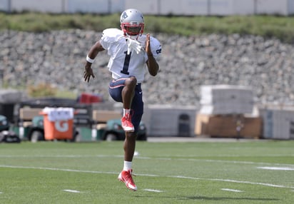 Antonio Brown durante la práctica de ayer de los Patriotas; el receptor no estuvo disponible para hablar con los medios de comunicación una vez terminado el entrenamiento. (AP)