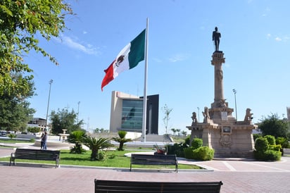 Las lluvias impiden que se inicien los trabajos de remozamiento del asta de la Plaza Mayor. (EL SIGLO DE TORREÓN)