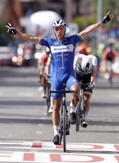 Philippe Gilbert celebra tras cruzar la meta en la primera posición. (EFE)