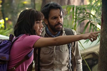 En la pantalla. La joven actriz de raíces peruanas, Isabela Moner, en una de las escenas al lado del mexicano Eugenio Derbez. (ESPECIAL) 