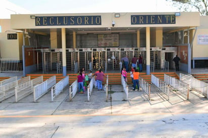 Cientos de personas, la mayoría mujeres que asisten a visitar a sus familiares internos, fueron desalojados de este centro penitenciario. (ARCHIVO)