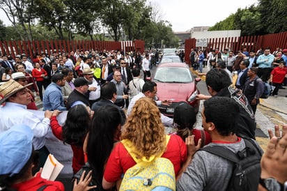 La sesión en la Cámara de Diputados se ha tenido que cancelar en por lo menos cinco ocasiones en lo que va de la actual legislatura por bloqueos en las inmediaciones del recinto, protagonizados por integrantes de la Coordinadora Nacional de Trabajadores de la Educación (CNTE). (ARCHIVO)