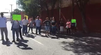 Bloquearon las vialidades para exigir la instalación de un puente que evite que se queden incomunicados durante las lluvias. (EL SIGLO COAHUILA)