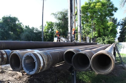 De forma simbólica arrancaron la reposición de cuatro pozos de agua potable en Torreón, acciones entre el Estado y el Municipio. (FERNANDO COMPEÁN)