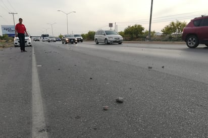 Tras la voltereta, el conductor salió ileso y fueron algunos testigos del accidente los que reportaron la volcadura a los números de emergencia. (EL SIGLO DE TORREÓN)