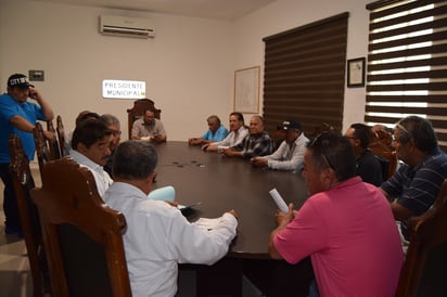 Los taxistas fueron atendidos por el regidor Juan Carlos Perales. (EL SIGLO DE TORREÓN/MARY VÁZQUEZ)