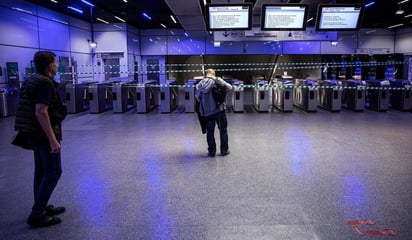 El paro cerró diez líneas de metro y otras, incluyendo el tren suburbano RER, sufrieron graves interrupciones. (EFE)