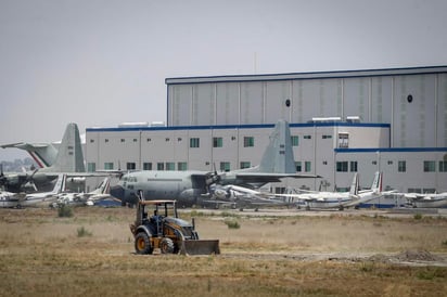 El presidente Andrés Manuel López Obrador reconoció que diversos amparos, principalmente los promovidos por el empresario Claudio X. González, están demorando la construcción del aeropuerto Felipe Ángeles, en la base militar de Santa Lucía. (ARCHIVO)