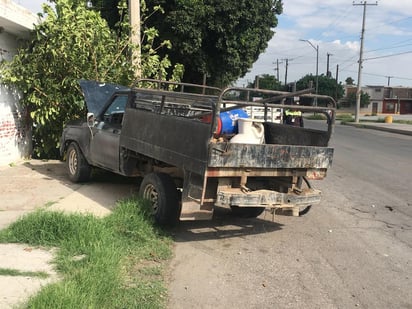 La unidad siniestrada es una camioneta de la marca Ford Ranger, modelo 1983, de color negro, la cual era conducida por José de 58 años de edad. (EL SIGLO DE TORREÓN)
