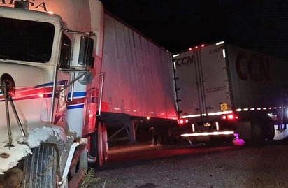 Se vieron involucrados dos tráileres, no hubo personas lesionadas de gravedad, solo daños materiales. (EL SIGLO DE TORREÓN)