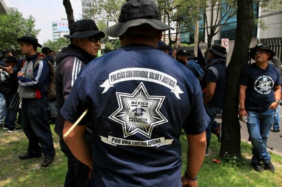 Minutos antes de las 13:00 horas, elementos de la Policía Federal que se oponen a su incorporación a la Guardia Nacional iniciaron un bloqueo en Circuito Interior a la altura del Aeropuerto Internacional de la Ciudad de México. (ARCHIVO)