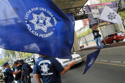 Alrededor de 500 elementos de la Secretaría de Seguridad Ciudadana (SSC) fueron desplegados para resguardar la periferia de las instalaciones del Aeropuerto Internacional Benito Juárez, ante el bloqueo por parte de elementos de la Policía Federal, quienes se oponen a su integración a la Guardia Nacional. (ARCHIVO)