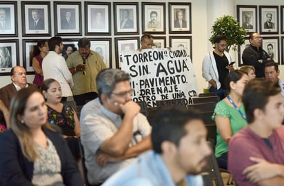 La propuesta fue votada finalmente por mayoría de votos, esto ante la presencia de una manifestación de tres personas que llevaban letreros con mensajes en contra de las alzas en las tarifas. (JESÚS GALINDO)