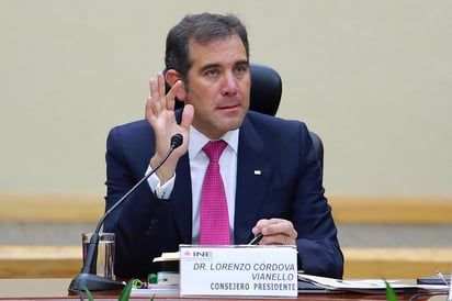 
El consejero presidente del INE, Lorenzo Córdova, refrendó que una prueba de la viabilidad del sistema electoral es la posibilidad de que existan alternancias, si así lo define la ciudadanía con su voto. (ARCHIVO)