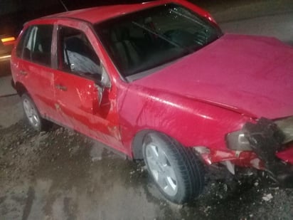 El conductor salió del auto por sus propios medios. (EL SIGLO DE TORREÓN)