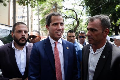 Juan Guaidó señaló que no le puede pedir antecedentes penales a todos los que le piden fotos.