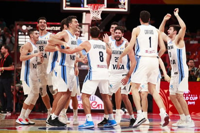 Celebran los argentinos tras derrotar 80-66 a Francia en una semifinal de la Copa del Mundo. (AP)