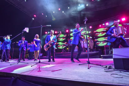 A bailar. Entrega de amor, Mi único amor y Las maravillas de la vida, fueron algunos de los temas que Los Ángeles Azules interpretaron ayer en el foro Foro de las Estrellas. (EL SIGLO DE TORREÓN)