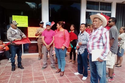 Simpatizantes de la CNC buscan solución en el tema de la venta de alcohol, mientras miembros de la CIOAC reclaman la conclusión de obras.