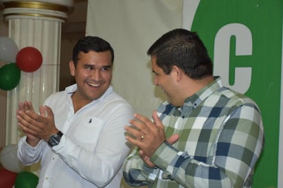 Tras dar el nombramiento el alcalde mencionó 'gracias a los liderazgos de la CNOP se permitió que en la pasada elección Homero no fuera sólo, que fuera acompañado de su sector y gracias a eso, hoy Homero es presidente'. (EL SIGLO DE TORREÓN)